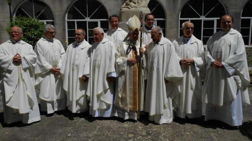 El obispo monseñor Quinteiro Fiuza con los sacerdotes que celebraron sus bodas sacerdotales, en el claustro del Seminario.  / /E. G.