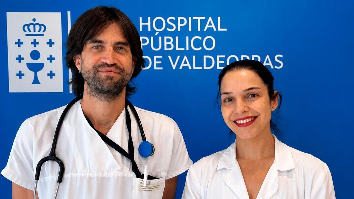 Los médicos Eduardo Luis Callejas Moraga, de Medicina Interna, y Marta Fernández Míguez, de Otorrinolaringología