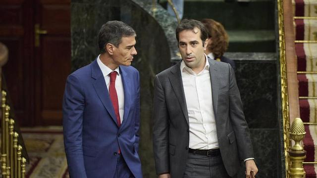 Archivo - El presidente del Gobierno, Pedro Sánchez, y el ministro de Economía, Comercio y Empresa, Carlos Cuerpo.