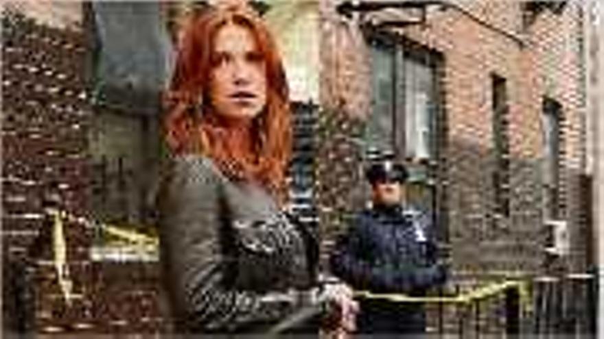 Poppy Montgomery interpreta a Carrie Wells.