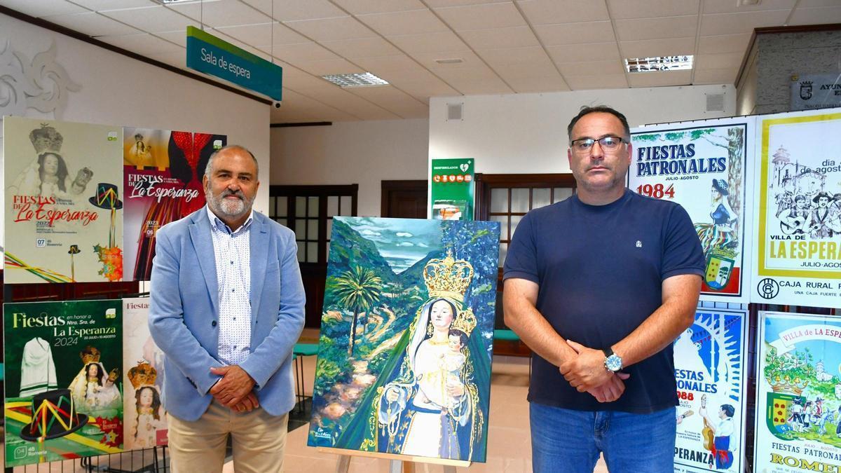 El alcalde y el concejal de Fiestas posan con el cartel.