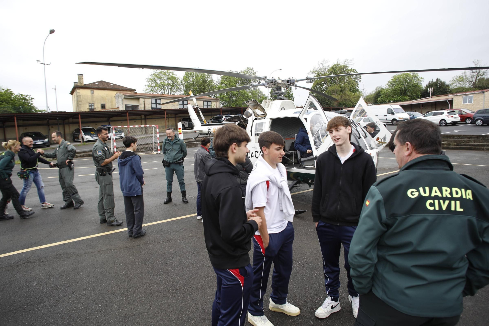 En imágenes: Los alumnos del Corazón de María de Gijón conocen cómo funciona cada unidad de la Guardia Civil