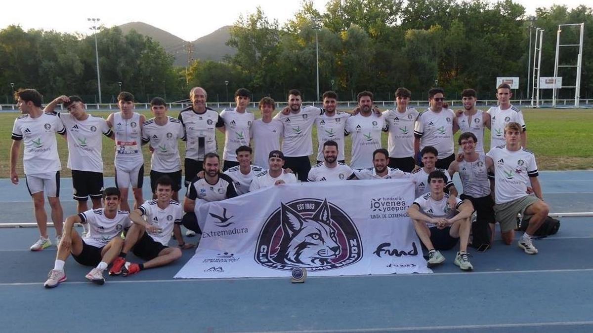 Los integrantes del CAB celebran la permanencia en Primera.