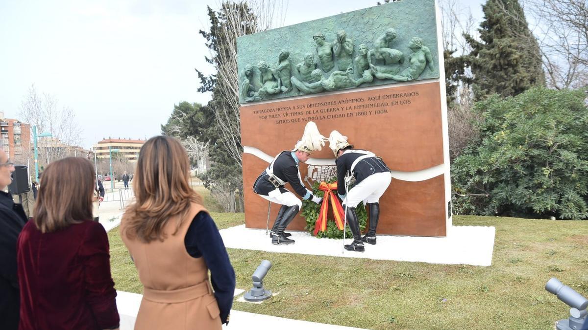 Inauguración de la escultura el recuerdo a los héroes de Los Sitios.