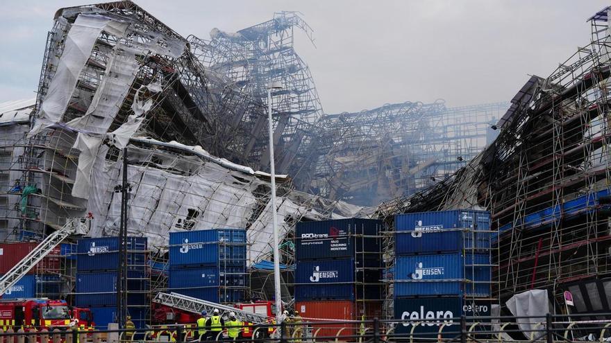 La fachada de la antigua Bolsa de Copenhague se hunde por los estragos del incendio