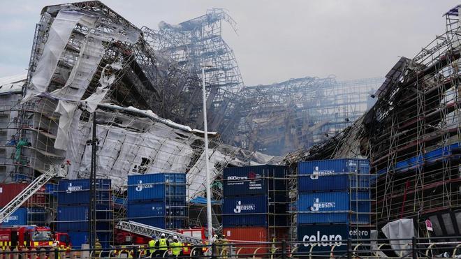 La fachada de la antigua Bolsa de Copenhague, derruida a consecuencia del incendio, este jueves.