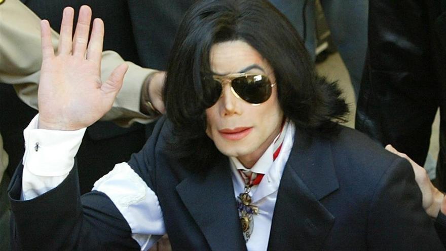 Michael Jackson desfila con la Policia Nacional