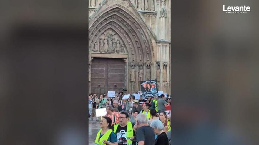 La asociación de familias afectadas por la dana es recibida entre aplausos a su llegada a la plaza de la Virgen