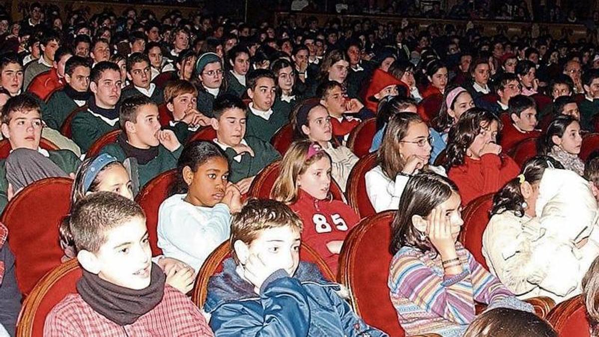 Niños en un concierto en el teatro Campoamor.