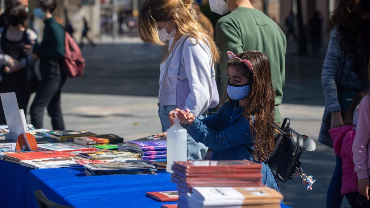 Sant Jordi arranca en Palma animado y con buen ritmo de ventas