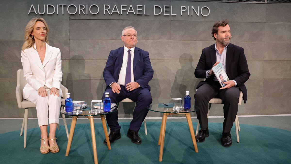 Espinosa de los Monteros congrega a dirigentes del PP, exdiputados de Vox y de Cs y les llama a "vertebrar alianzas"