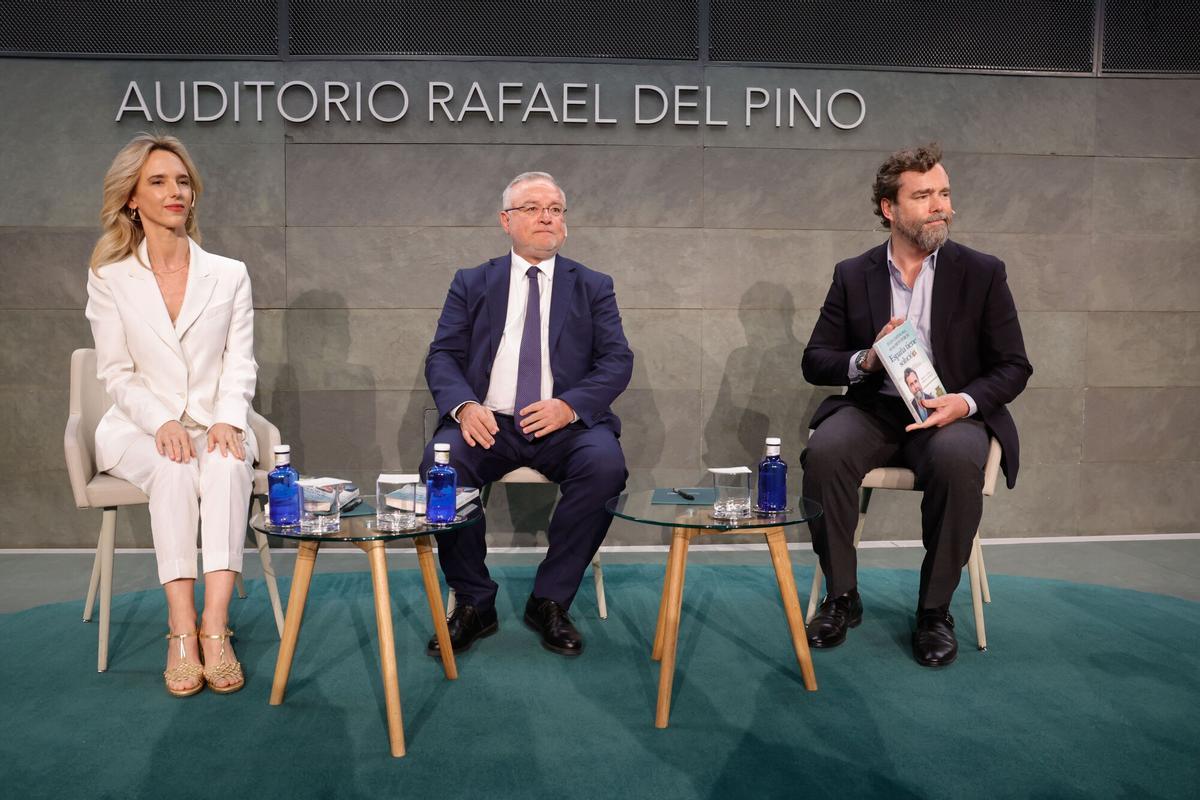 La diputada del PP Cayetana Álvarez de Toledo y el exdiputado de Vox Iván Espinosa de los Monteros, junto a Julen Mulero (c), durante el coloquio con motivo de la publicación del libro de Espinosa de los Monteros 'España tiene solución. Hacia un futuro brillante y próspero', este miércoles en Madrid.-EFE/ Zipi Aragón