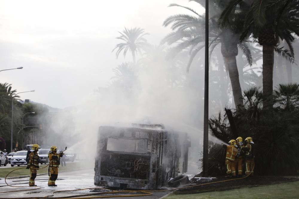 Arde un autobús de la EMT en paseo Sagrera