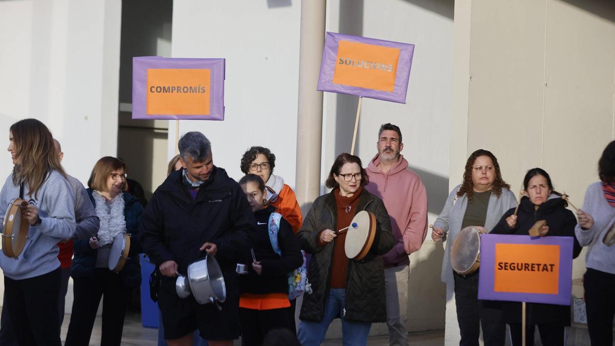 Cacerolada en el CEIP Cas Capiscol la semana pasada.