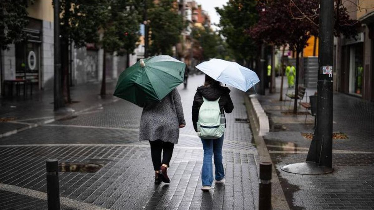 Gent amb paraigües als carrers durant la pluja / Zowy Voeten