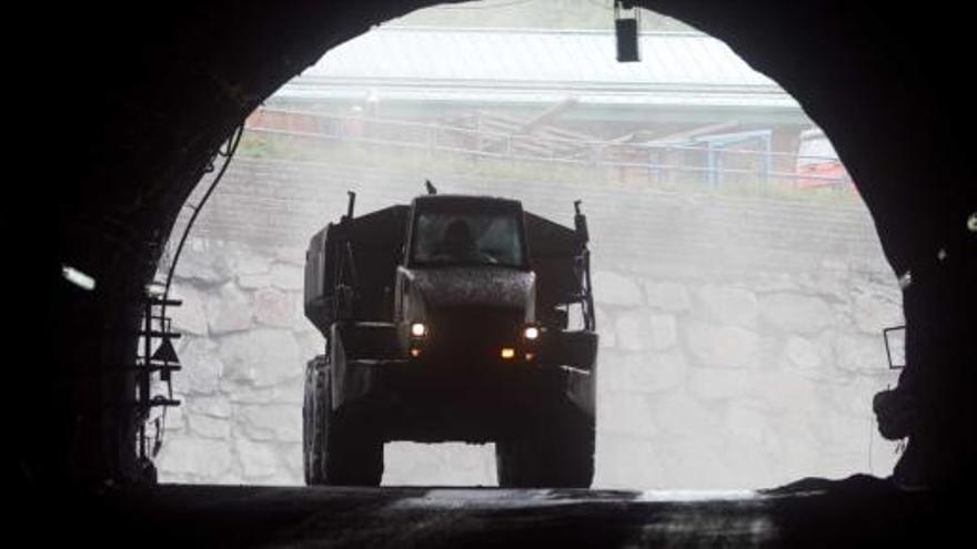 Un camión accede al pozo-túnel de Cerredo para transportar carbón.