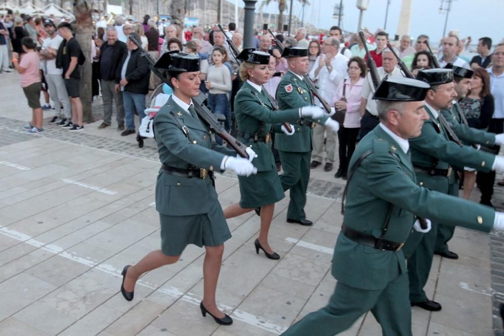 Honores a la bandera en el puerto