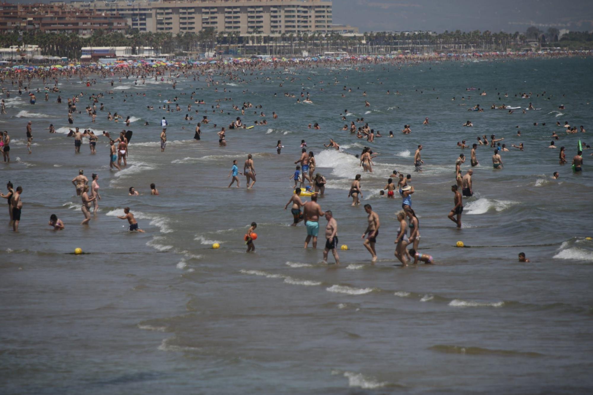 Una temperaturas de más de 40 grados llena las playas valencianas