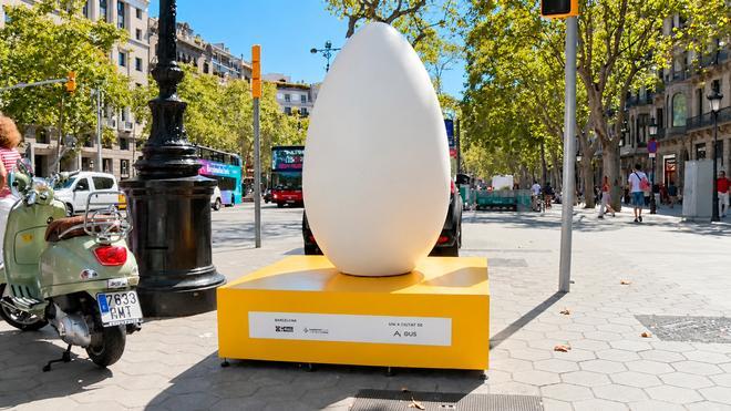 Tres huevos gigantes de Salvador Dalí toman el paseo de Gràcia de Barcelona