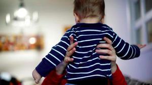 Aval judicial perquè una mare monoparental estengui el seu permís de maternitat com si tingués parella
