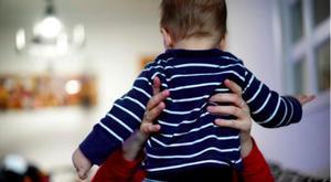 Tenir fills via Tinder: l’últim (i absurd) crit de la maternitat