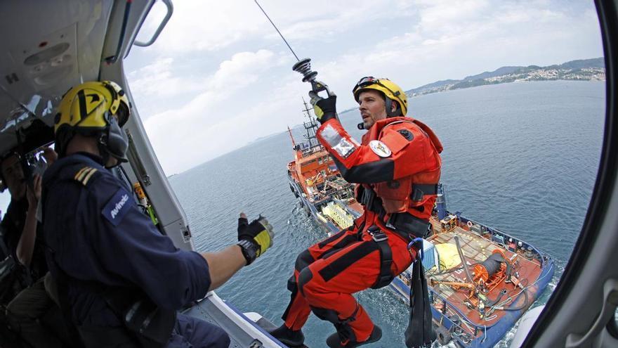 Un día en el «Pesca 1», el helicóptero de Gardacostas que custodia las Rías Baixas: «Nunca damos por perdida una vida ni un barco»