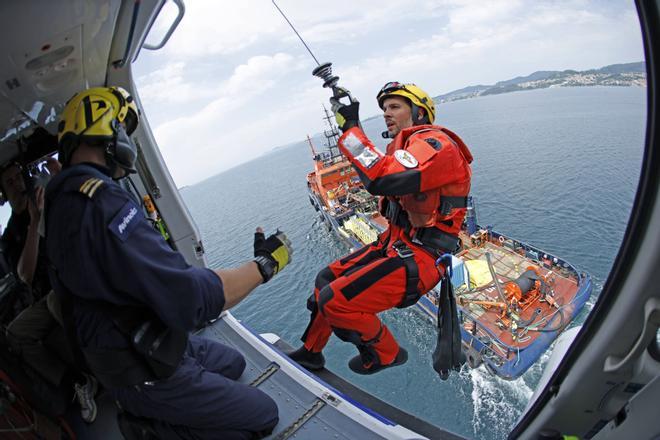 Un día a bordo del helicóptero de Gardacostas que custodia las Rías Baixas: "Nunca damos por perdida una vida ni un barco"
