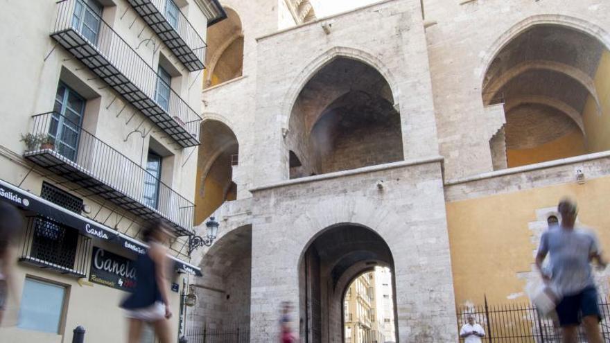 Varios peatones en la calle Quart, con las torres al fondo, zona que se peatonalizará en su encuentro con Santa Úrsula.