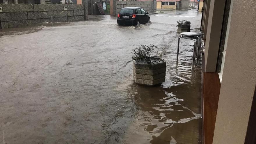 Una calle inundada en O Grove, esta tarde.