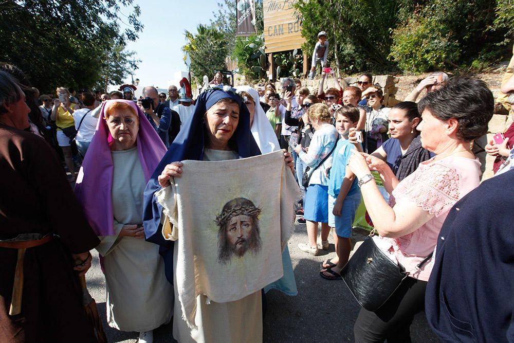 Centenares de personas asisten en el Puig de Missa a la recreación de la muerte de Jesucristo.