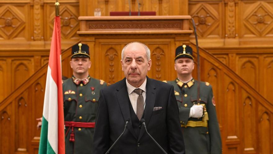 El presidente húngaro firma la ley que implica su destitución este lunes
