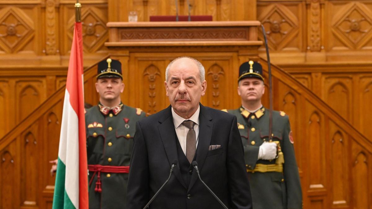 PRESIDENTE HUNGRÍA | El presidente húngaro firma ley que implica su destitución este lunes