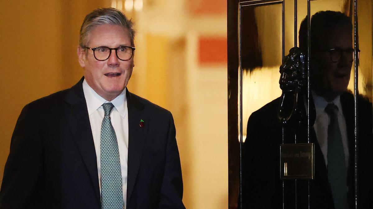 El primer ministro británico, Keir Starmer, en la puerta dle 10 de Downing Street.