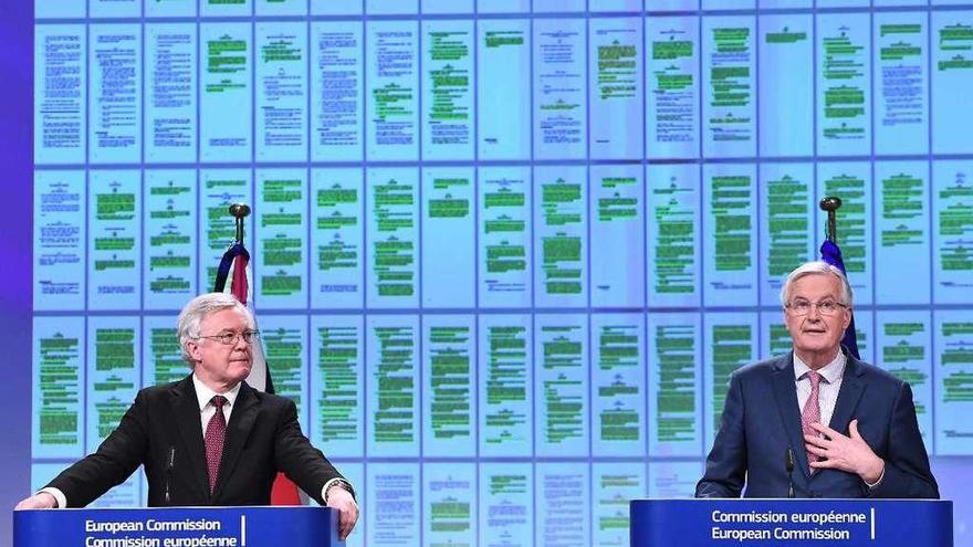 Los negociadores comunitarios, Michel Barnier, y británico, David Davis (dcha.), ayer, en Bruselas. // AFP