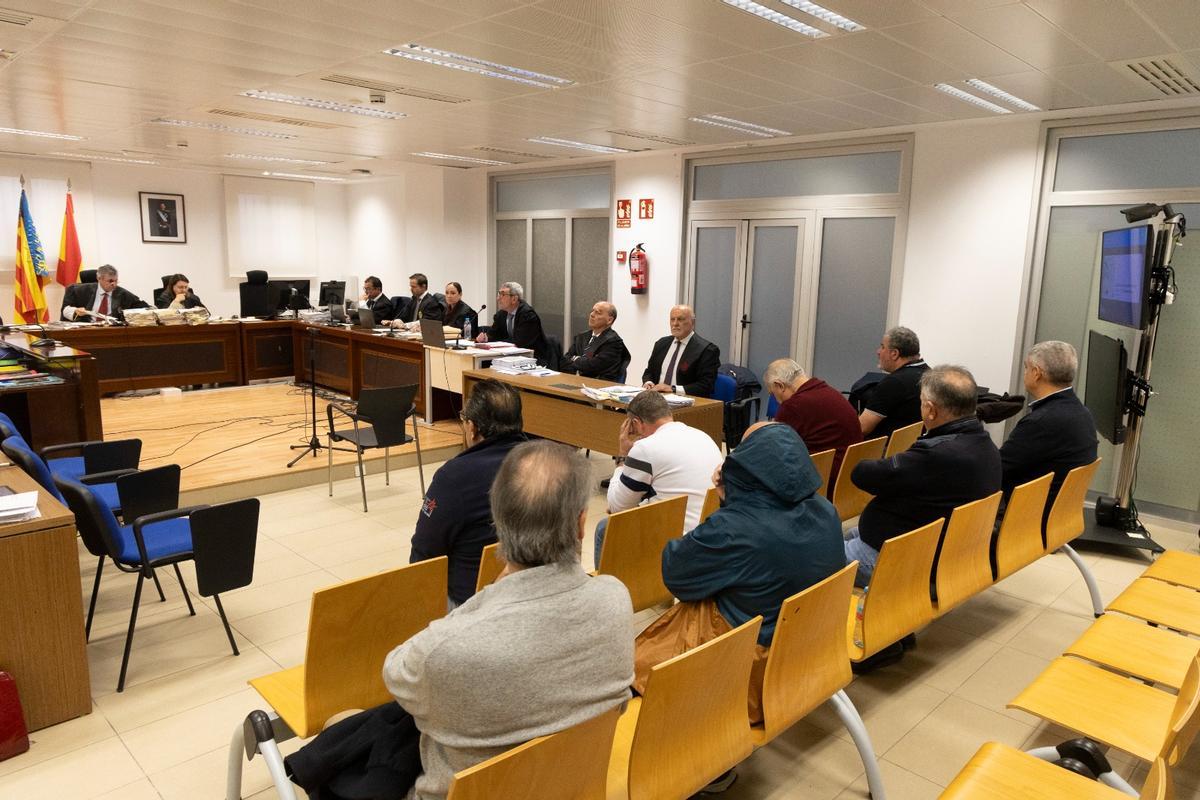 Los ocho acusados sentados de espaldas en el banquillo al inicio del juicio del caso Aguas de Calp.