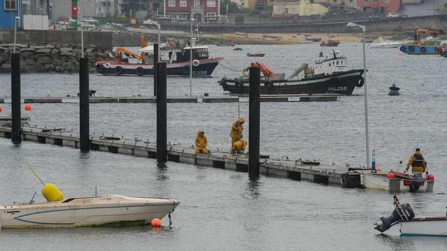 Colocación de los nuevos pantalanes en A Illa de Arousa. // Iñaki Abella