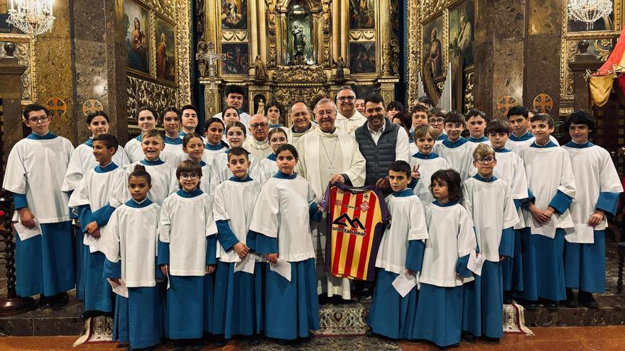 El Palma Futsal entrega la camiseta de la Copa Intercontinental al obispo de Mallorca