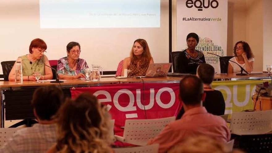 Un instante de la charla-coloquio de Equo, ayer, en el Valdecarzana.