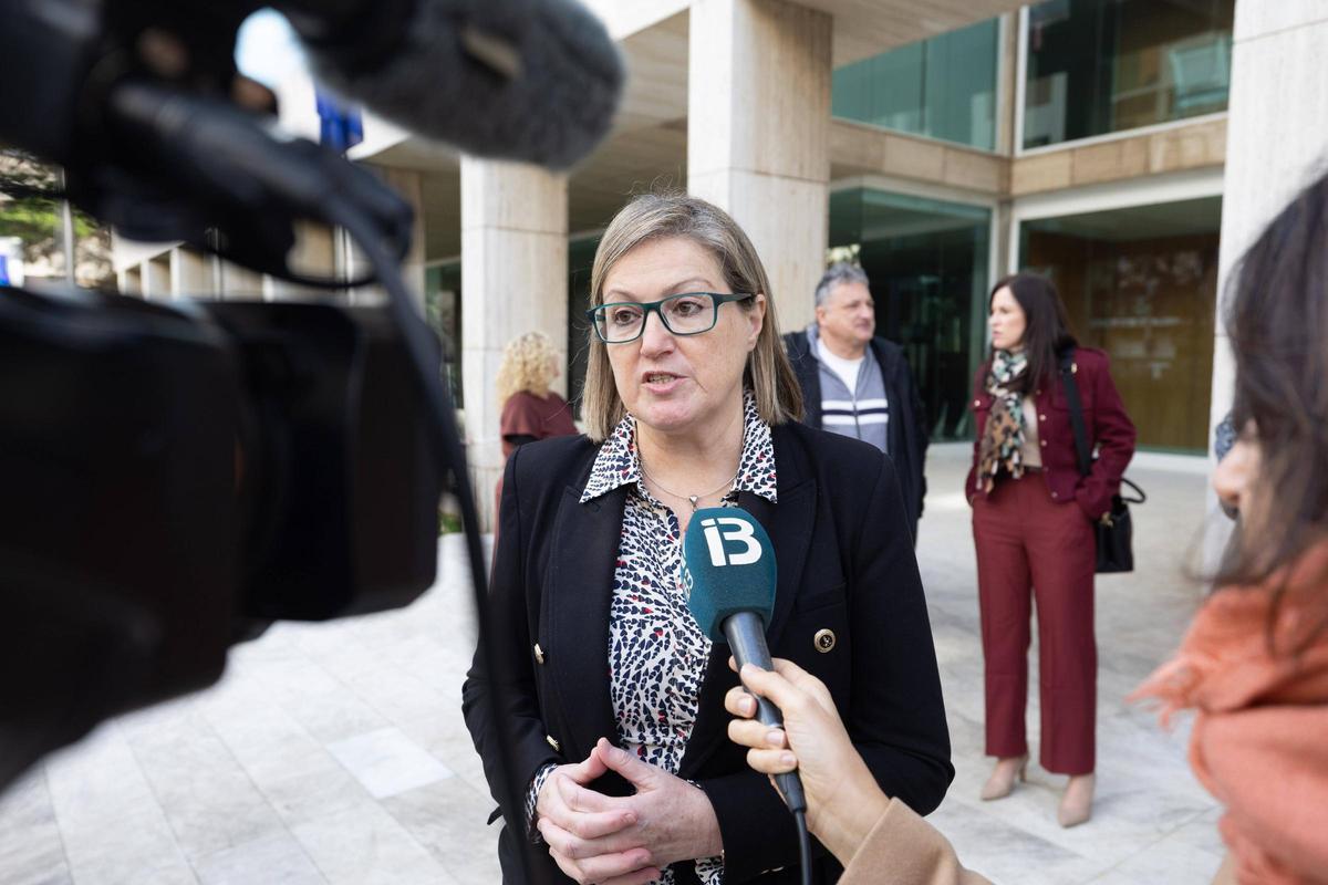 Las imágenes de la concentración para el minuto de silecio por la viíctima mortal de violencia machista en Mallorca