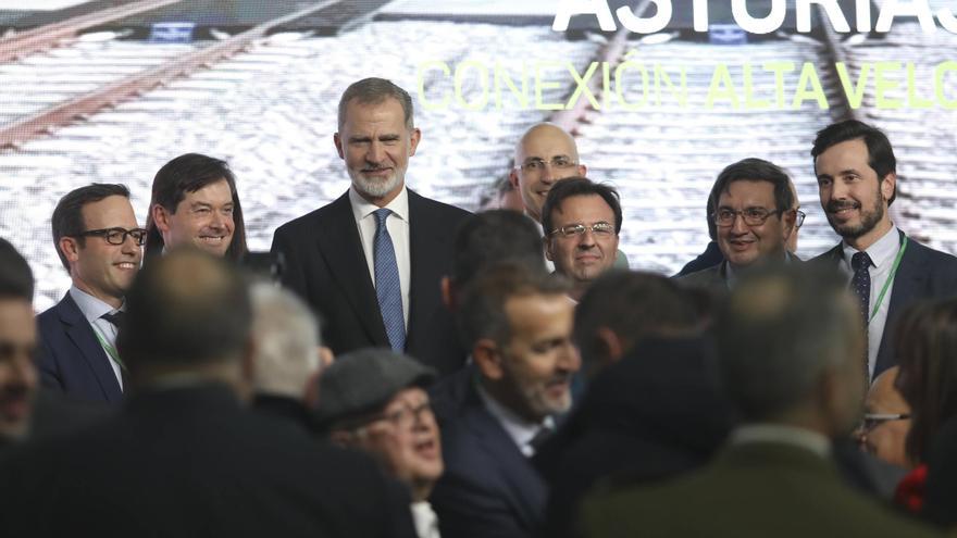 Así ha sido la llegada y el acto institucional del primer AVE a Oviedo