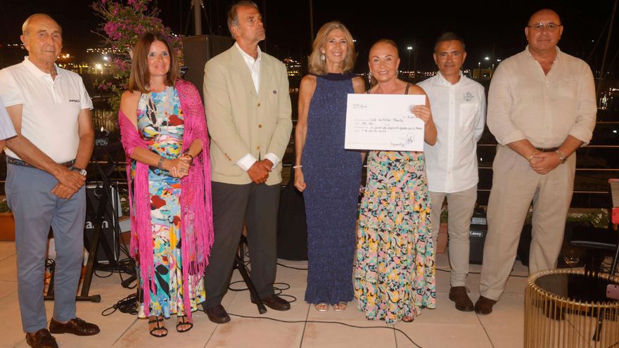 Mercy Ships y el CF E1 Paiporta recibieron el cheque solidario en el marco del Trofeo de la Reina 2025