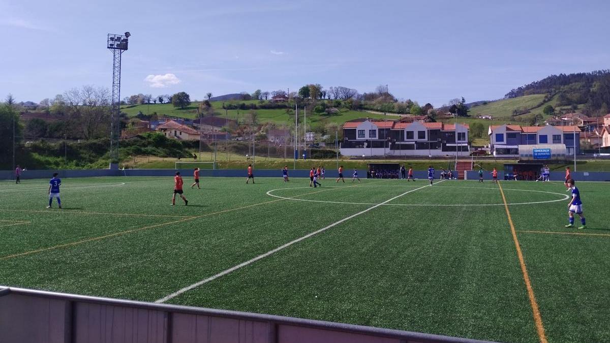 VÍDEO: Gran ambiente futbolístico en las instalaciones deportivas de El Casal, que acogieron varios encuentros de la Oviedo Cup.