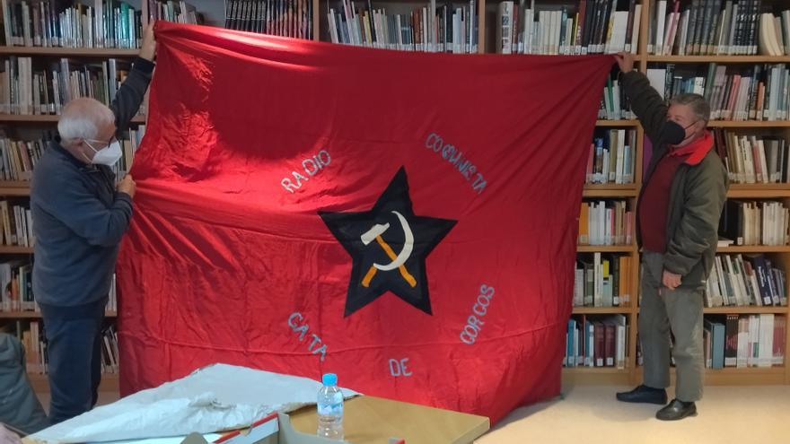 La bandera del Partido Comunista que estuvo 38 años emparedada en Gata