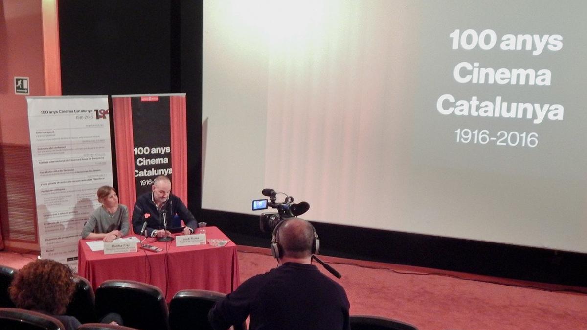 Jordi Flores, concejal de Comunicació, y Montse Prat, directora de la Societat Municipal de Comunicació, presentan el programa conmemorativo del centenario del Cinema Catalunya.