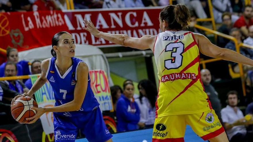 Laia Palau, defensant Belén Arrojo.