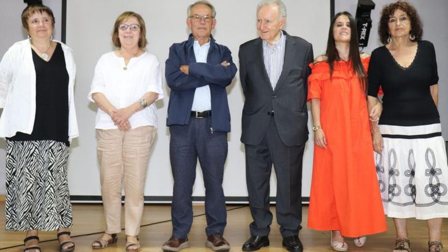 Miriam Ferradáns (2ª dcha) durante la entrega del premio en Fornelos, con el alcalde, Emiliano Lage, y Xesús Alonso Montero, ambos en el centro.