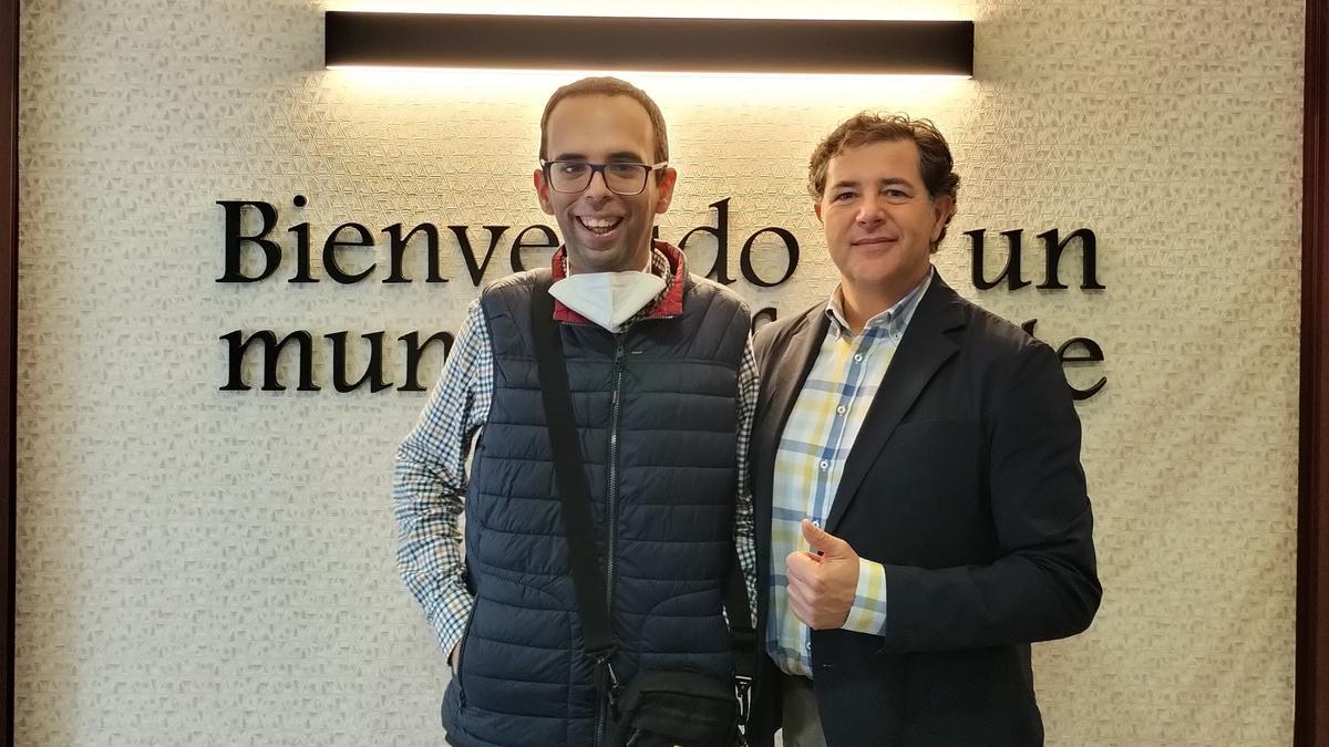 Eduardo Cantón, junto al director del Hotel Ilunion Romareda