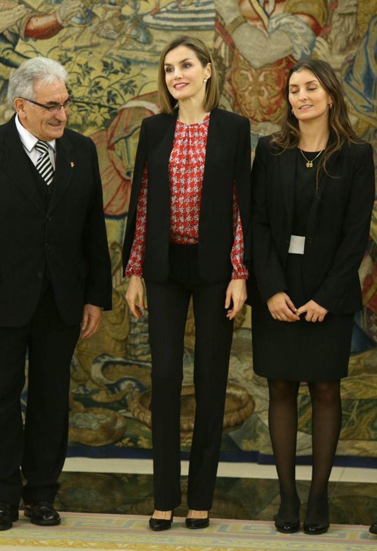 Letizia Ortiz con look en negro y camisa estampada