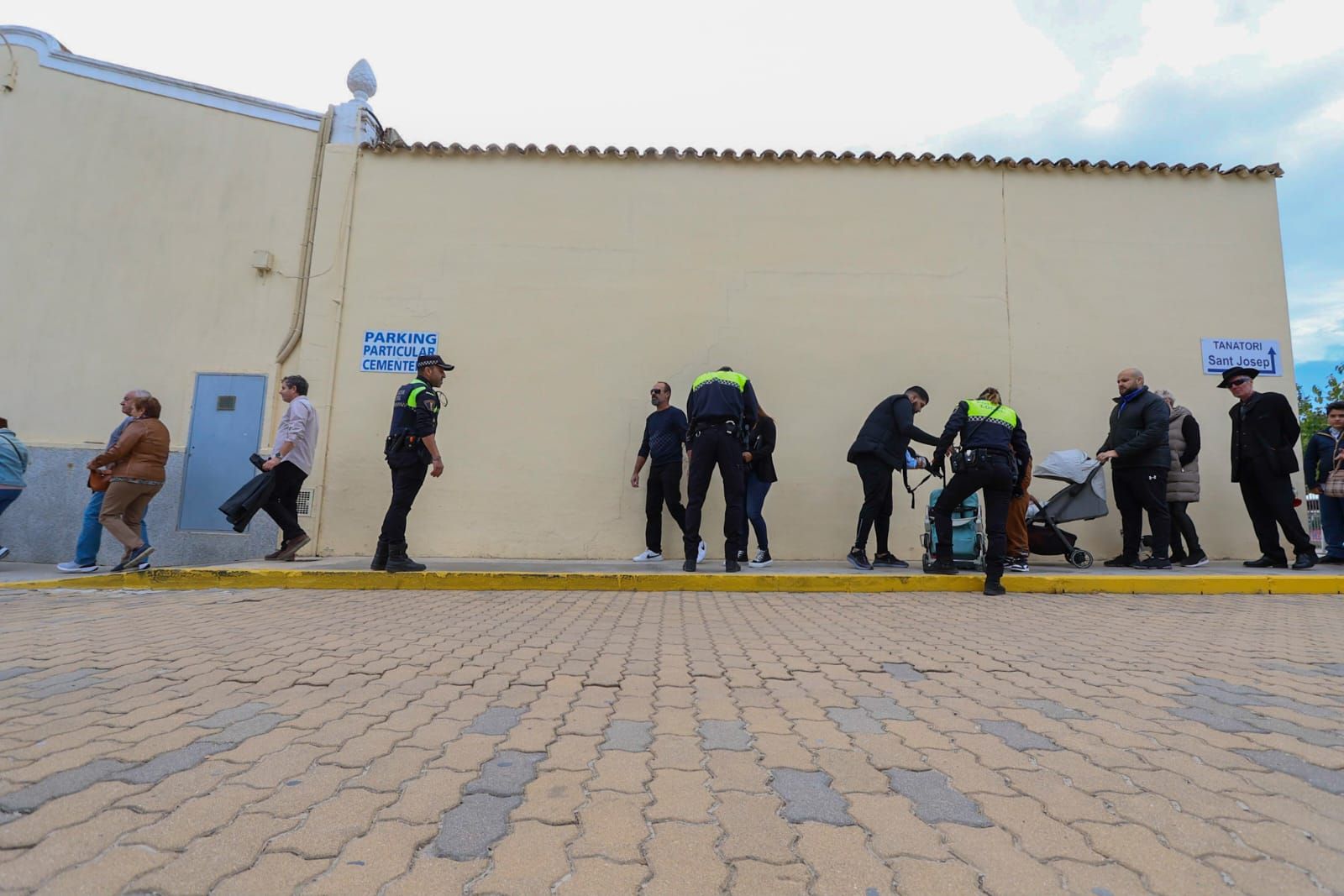 La policía mantiene los controles en las entradas y salidas del cementerio de Torrent