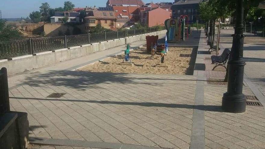 Arenero de parque infantil en La Mota.